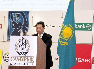 谭建生出席哈萨克斯坦“萨姆鲁克—卡泽纳”国际会议并做主题演讲